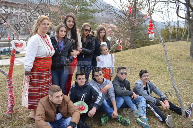 Над 500 мартеници изработиха и подариха децата от ОДК на смолянчани