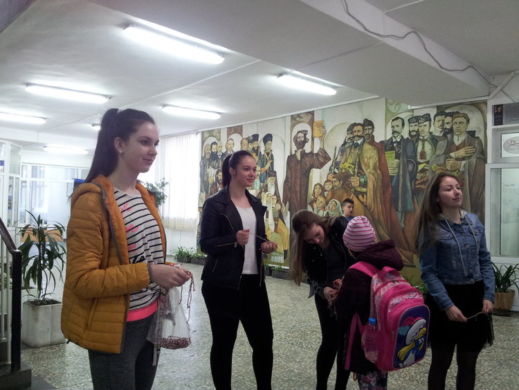 Паисиевци закичиха с мартенички своите съученици и учители в ранното утро