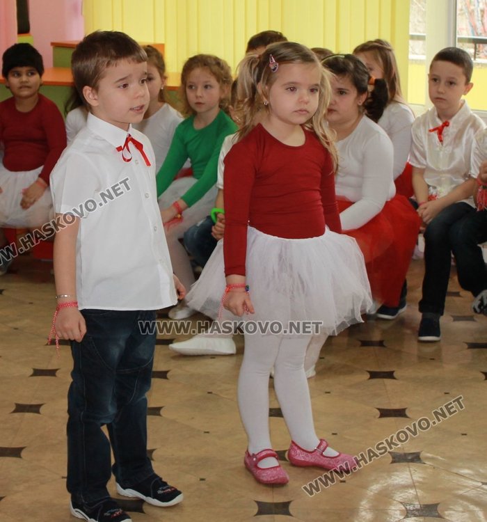 Баба Марта раздаде 1 400 мартеници на димитровградските деца 