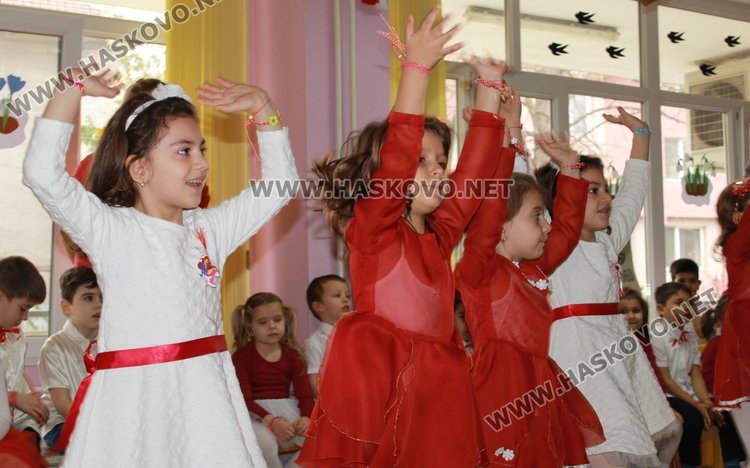 Баба Марта раздаде 1 400 мартеници на димитровградските деца 