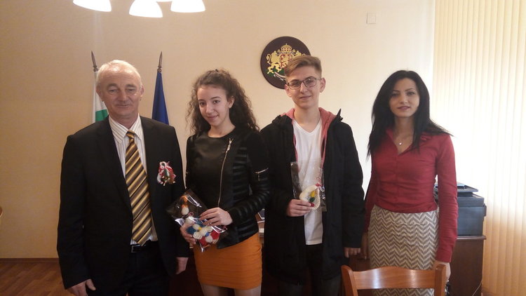 Деца дариха областния управител с мартеници