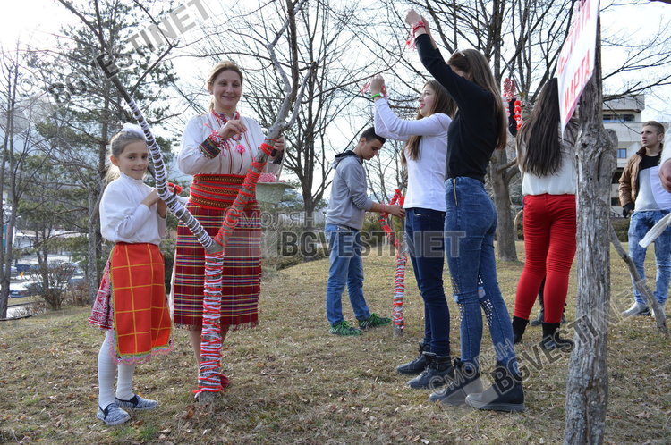 Красиви дървета обвити в червено и бяло от детските ръце