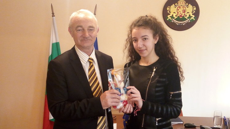 Деца дариха областния управител с мартеници