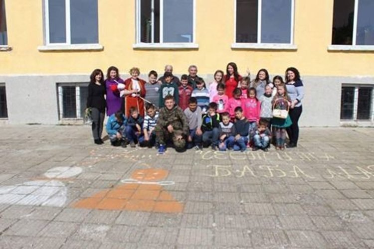   Учениците в Конево посрещнаха Баба Марта,прескачаха огън за здраве