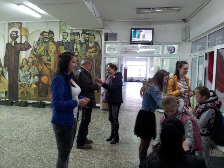 Паисиевци закичиха с мартенички своите съученици и учители в ранното утро