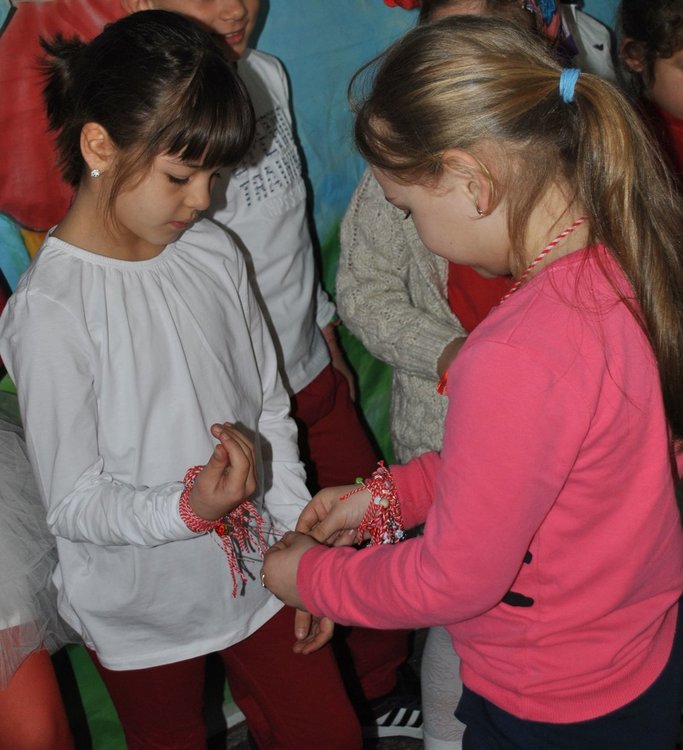 Историята на мартеницата и традициите на 1 март пресъздадоха в представление възпитаници на първи клас в ОУ "П.Славейков"