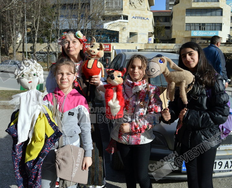 Малките актьори и Баба Марта зарадваха болните деца в Детско отделение