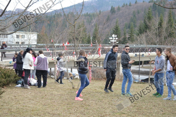 Над 500 мартеници изработиха и подариха децата от ОДК на смолянчани