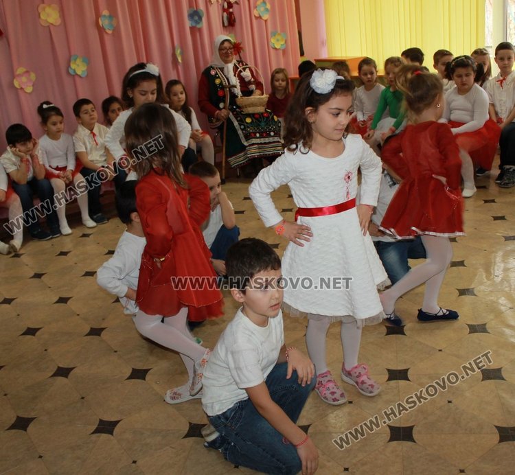 Баба Марта раздаде 1 400 мартеници на димитровградските деца 