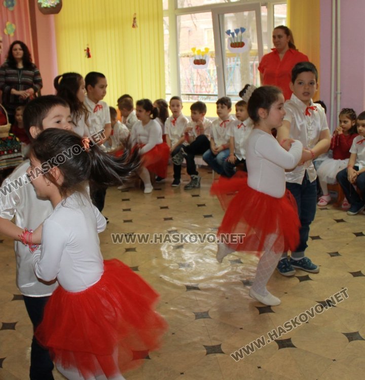 Баба Марта раздаде 1 400 мартеници на димитровградските деца 