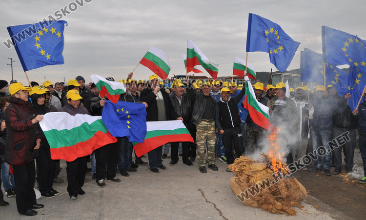 Производители още чакат 2.5 млн. за тютюна, палят го в знак на протест