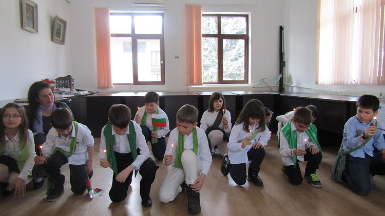 Урок по родолюбие, поход до връх "Мечи чал" и заря за трети март в Чепеларе