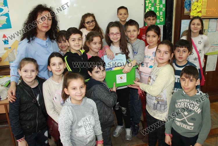 Пътуващо сандъче с книги получиха каравеловци