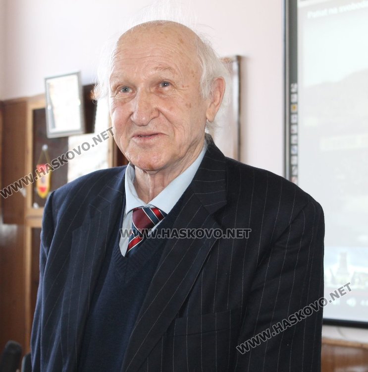 Акад. Васил Гюзелев е бивш възпитаник на ПМГ "Иван Вазов"