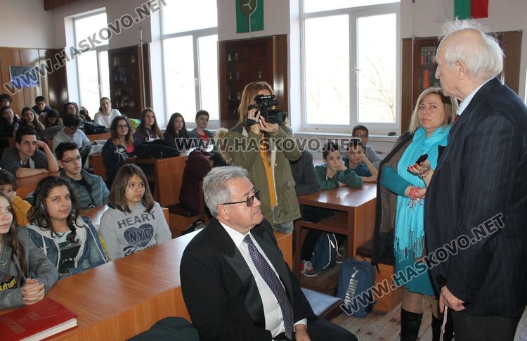 Академик изнесе урок по родолюбие в ПМГ "Иван Вазов"