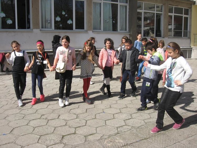 Мартенско дърво „разцъфна“ в двора на училище „Отец Паисий“