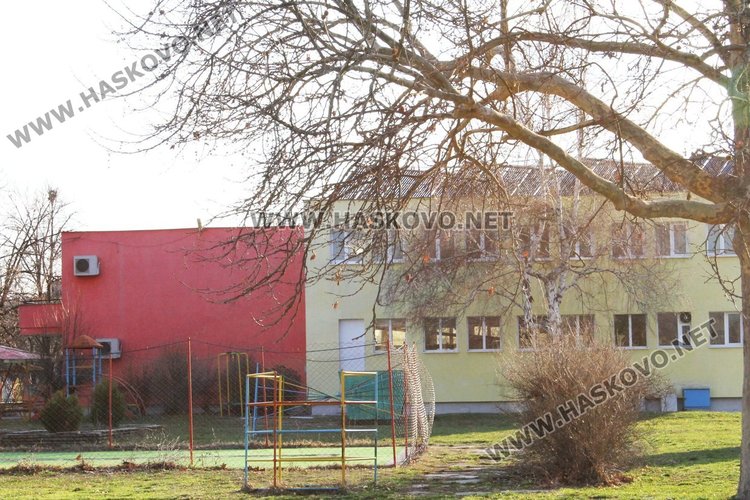 Обновяват двора на димитровградската градина "Осми март" по проект