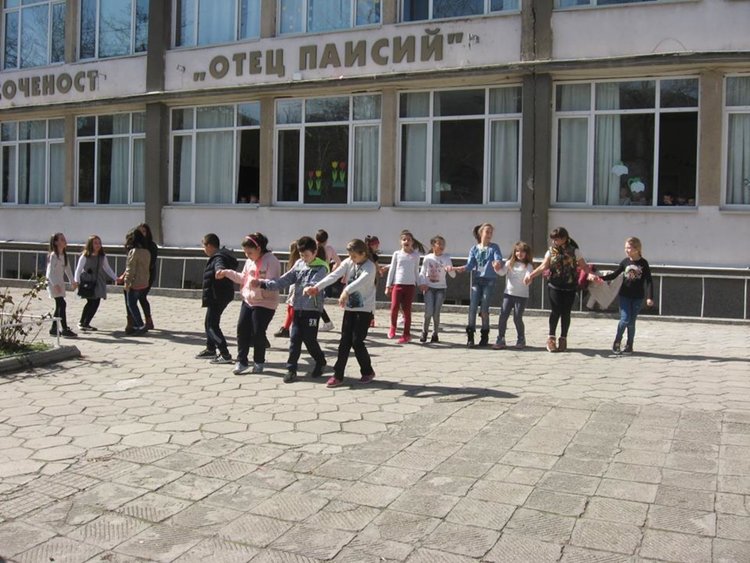 Мартенско дърво „разцъфна“ в двора на училище „Отец Паисий“