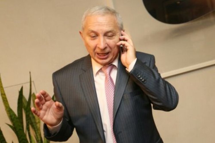 Герджиков пътува с влак, разкрасяват гледката по пътя му