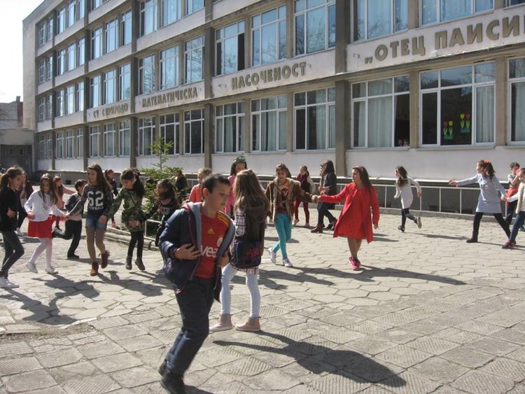 Мартенско дърво „разцъфна“ в двора на училище „Отец Паисий“