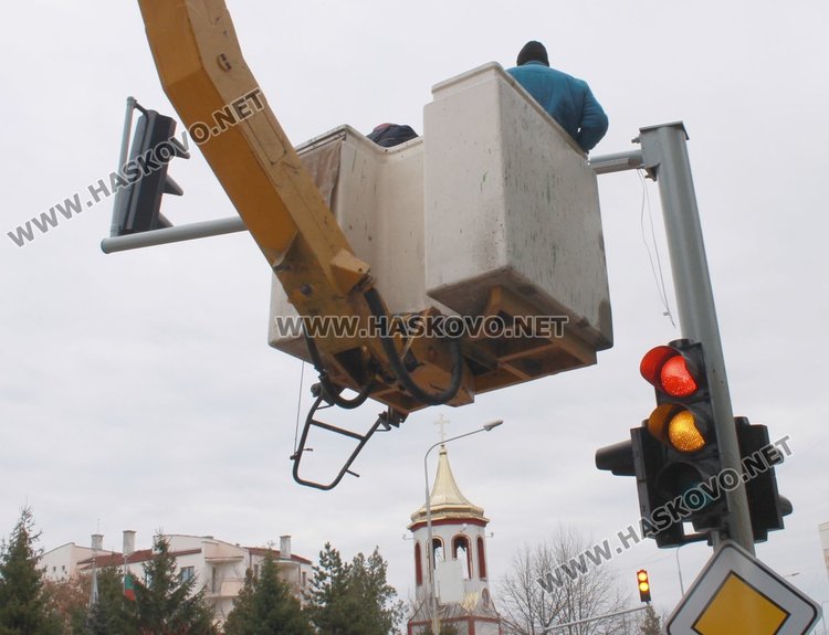 Подобно осветление днес бе монтирано на светофарната уредба на кръстовището на ул."Иван Вазов" и бул."Трети март" до църквата
