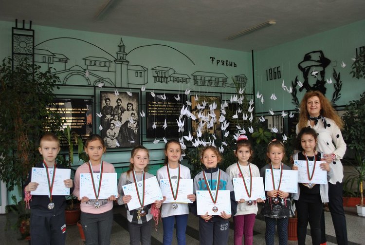 Медалистите от първи клас с директора Снежана Ангелова