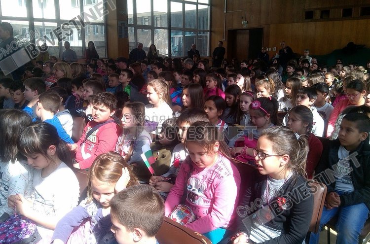 57 деца от смолянско училище в един глас рецитираха "О,Шипка!"