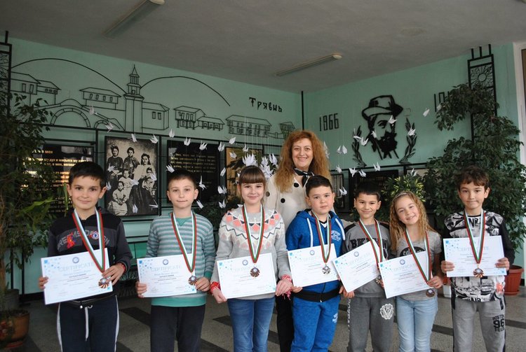 Носителите на отличия от 2 и 4 клас