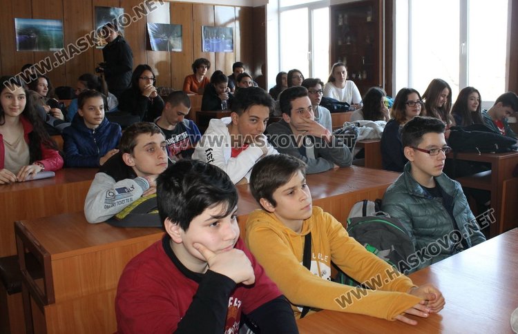 Академик изнесе урок по родолюбие в ПМГ "Иван Вазов"