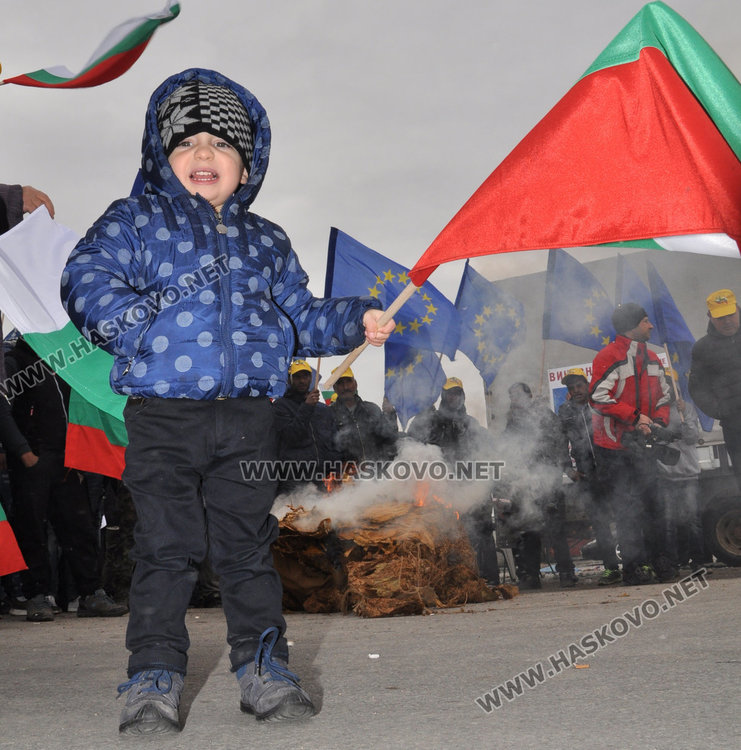 Производители още чакат 2.5 млн. за тютюна, палят го в знак на протест
