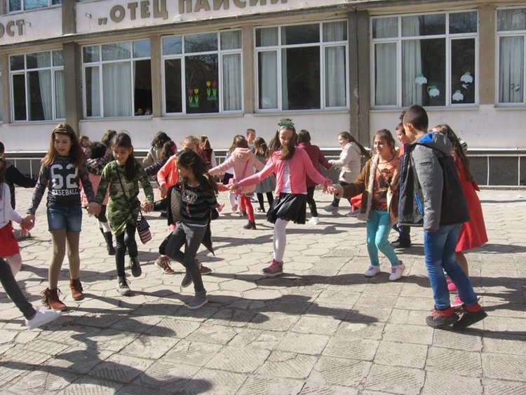 Мартенско дърво „разцъфна“ в двора на училище „Отец Паисий“