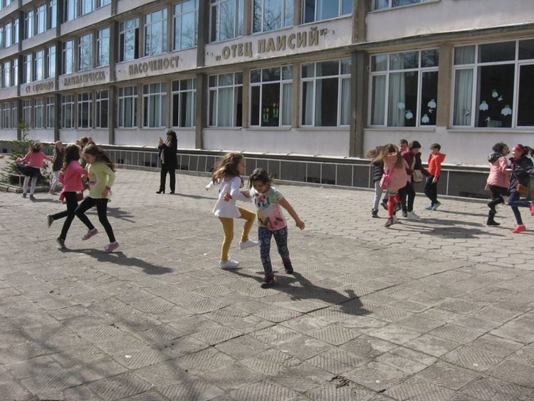 Мартенско дърво „разцъфна“ в двора на училище „Отец Паисий“