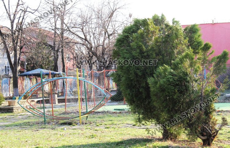 Част от детските съоръжения там са над 30-годишни