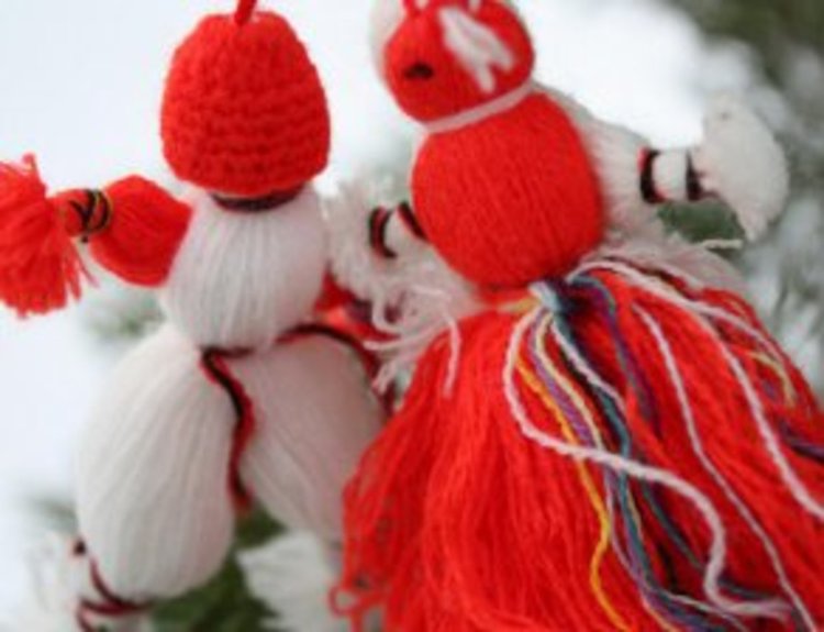 В Атина обявиха мартениците за гръцки, в Скопие - за македонски