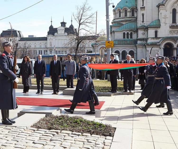 Румен Радев прие почетния караул за празника