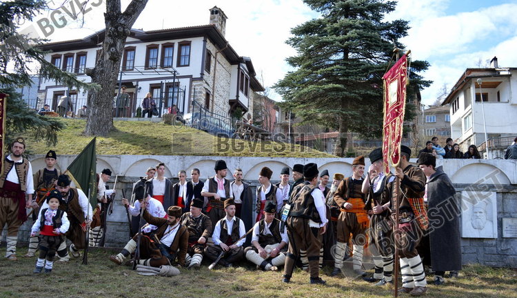 Националният празник събра смолянчани край алеята на възрожнденците в "Устово"/снимки/