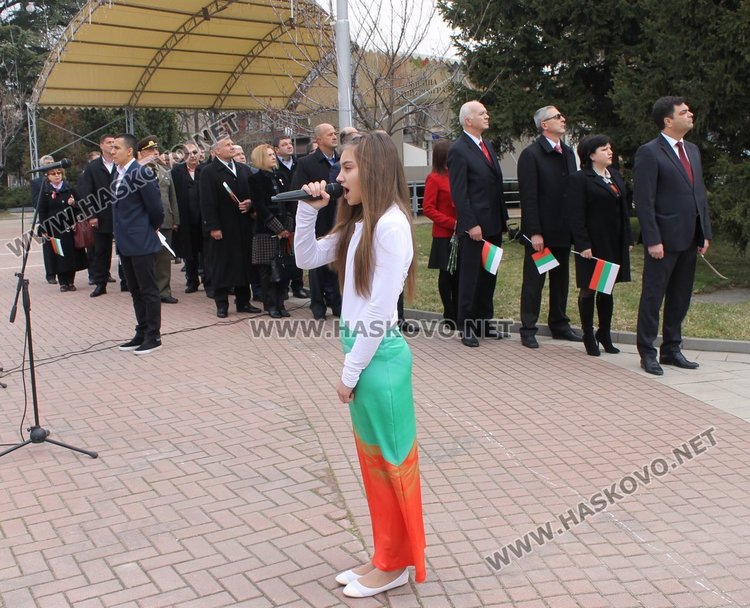  Химнът прозвуча в изпълнение на младата певица Кристин Стефанова и Забавно-духовия оркестър на Димитровград