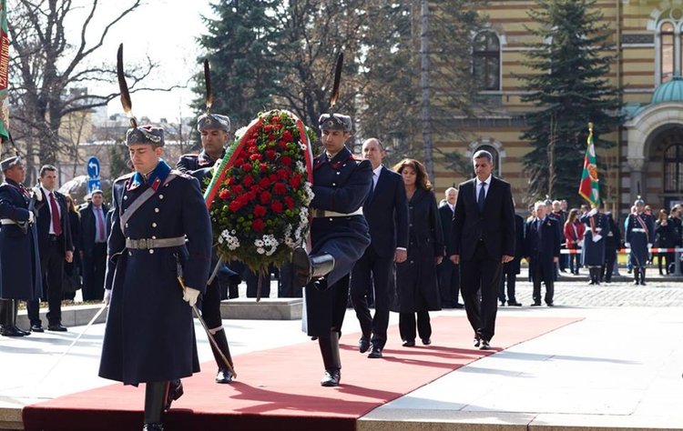 Румен Радев прие почетния караул за празника