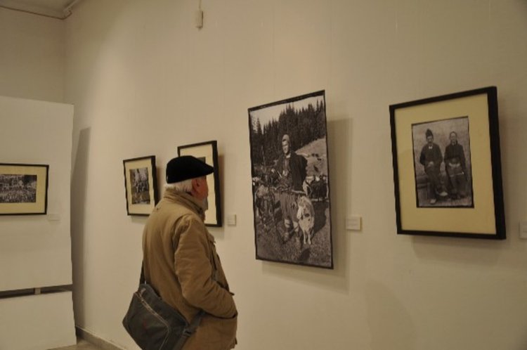 Откриха изложба на Крум Савов