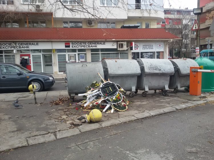 Знаците на нашата признателност към Апостола в кофите за смет