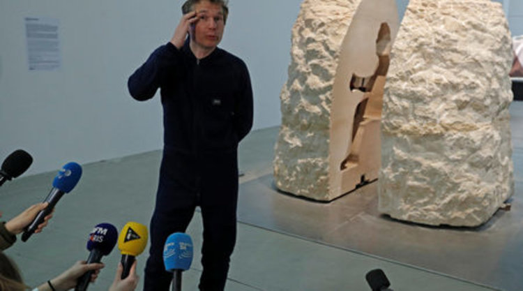 Френски художник прекара седмица, зазидан в скала