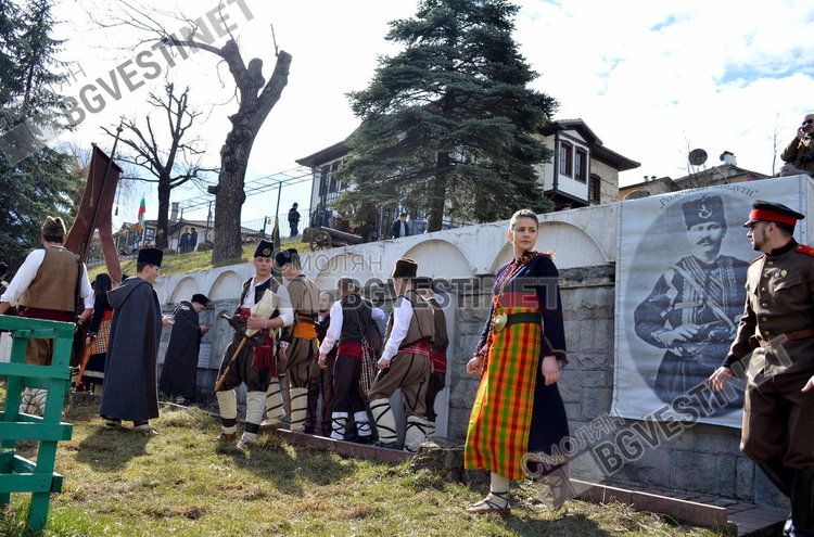 Националният празник събра смолянчани край алеята на възрожнденците в "Устово"/снимки/