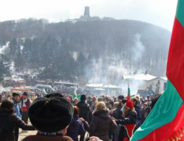 Десетки хиляди се стичат на връх Шипка
