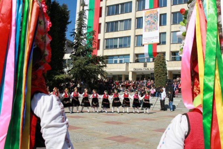 Близо 800 кукери гониха зимата и злото в Стара Загора