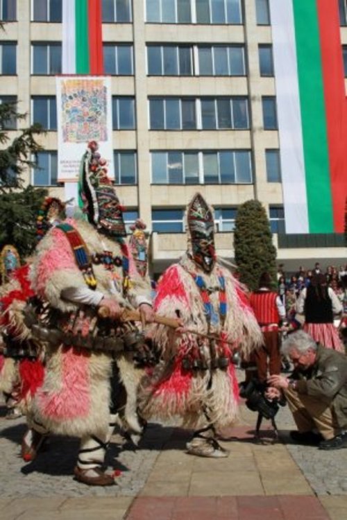 Близо 800 кукери гониха зимата и злото в Стара Загора