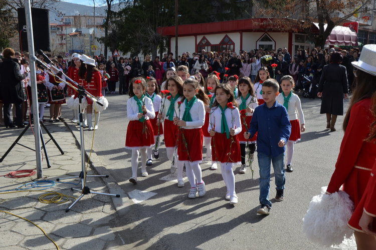 Момчилградчани се преклониха пред паметника-костница
