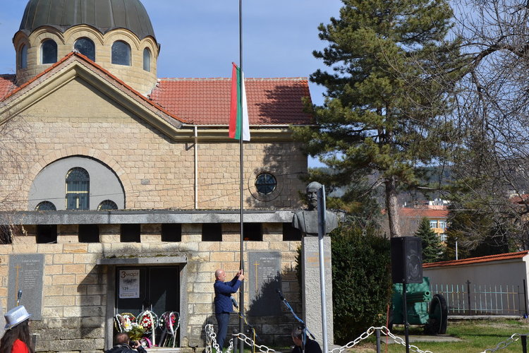 Момчилградчани се преклониха пред паметника-костница