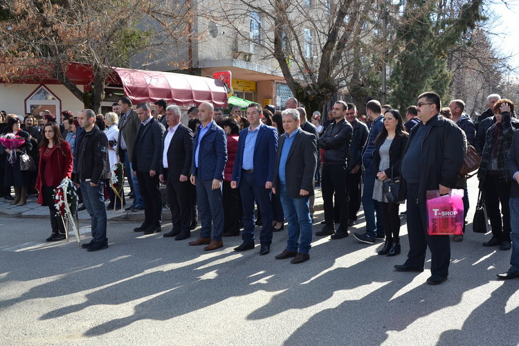 Момчилградчани се преклониха пред паметника-костница