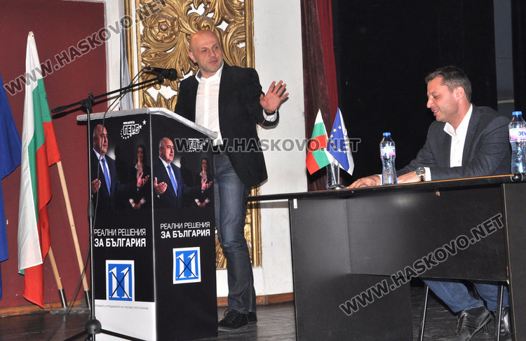 Стотици аплодираха Бойко Борисов в Хасково