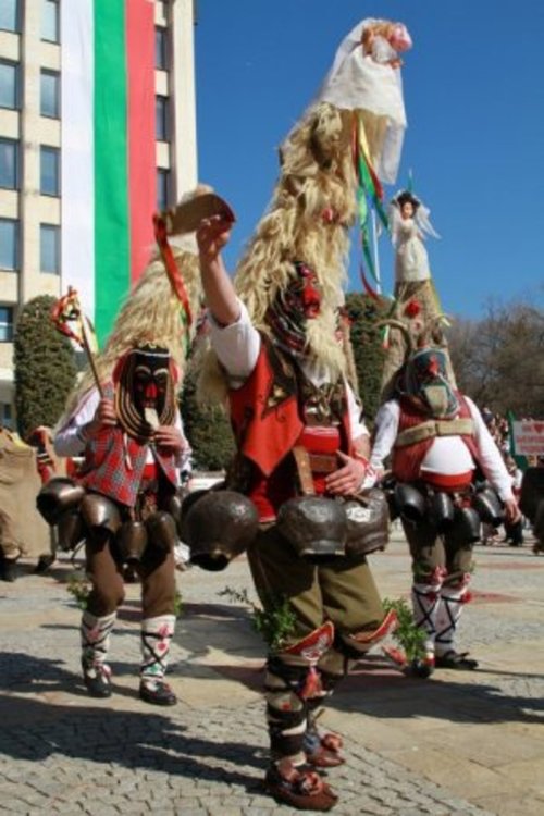 Близо 800 кукери гониха зимата и злото в Стара Загора